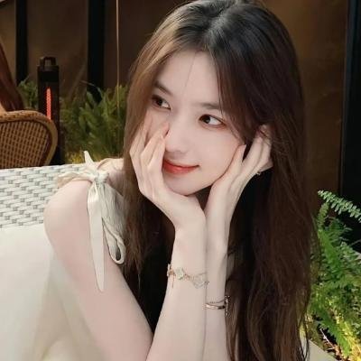 出墙红杏两家春